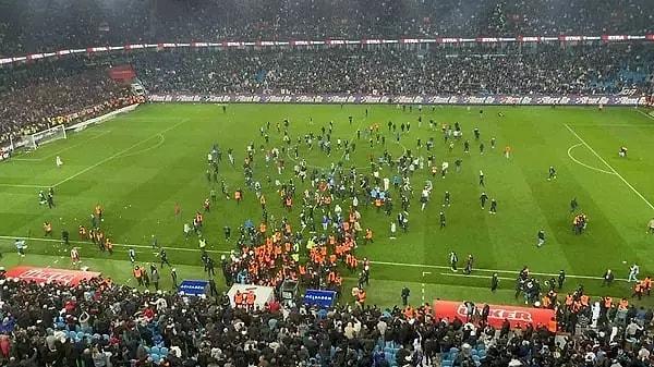 Trabzon’da oynanan maçta, son düdük ile birlikte taraftarlar sahaya inmiş ve futbolcularla kavga etmişti.