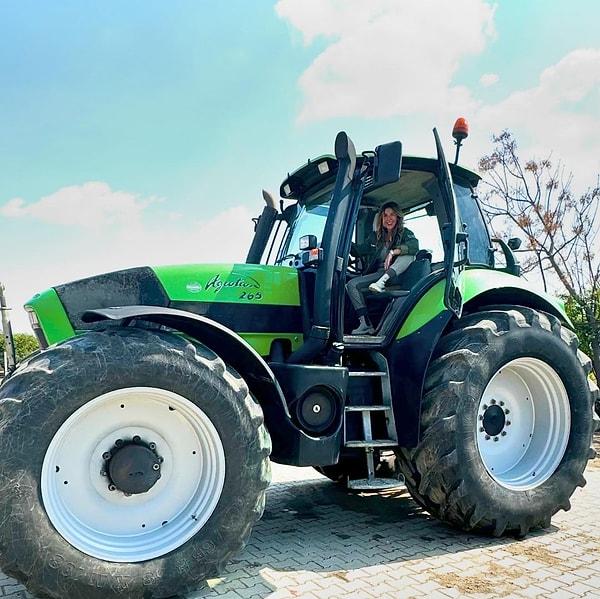 Zeynep Yılmaz, Adana ziyareti sırasında traktör ve muz ağaçlarıyla verdiği pozları da sosyal medyadan paylaşmayı unutmadı tabii.