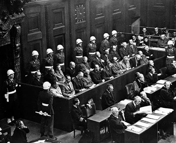 Savaş suçlusu Nazilerin yargılandığı Nürnberg Mahkemeleri’nde olanlar, verilen ifadeler, Hannah Arendt’in “Kötülüğün Sıradanlığı” kitabıyla da biliniyor.