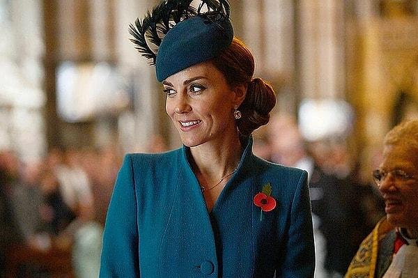 14. Kate Middleton'un fotoşop olduğu sayısız kez doğrulanmış fotoğraflarına bir yenisi eklenince Kraliyet ailesi ilk defa tüm dünyanın diline fena düştü! Farklı ülkelerdeki havaalanınları sosyal medyada yaptığı editli fotoğraf paylaşımlarıyla büyük goygoy yarattı.