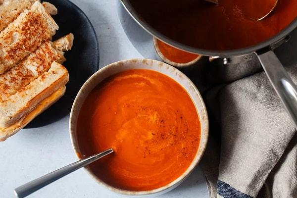 Domates çorbasını zaten biliyoruz ama şehriyeli domates çorbası pek bilinmeyen bir tarif.
