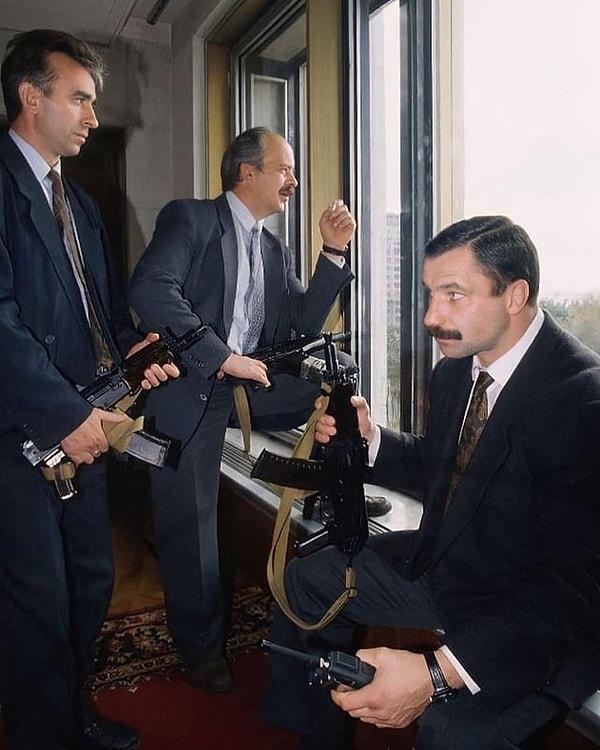 6. Anayasal kriz sırasında görüntülenen Rusya Beyaz Saray'ındaki Rusya Federasyonu Dış İstihbarat Servisi üyeleri. (21 Eylül - 4 Ekim 1993.)