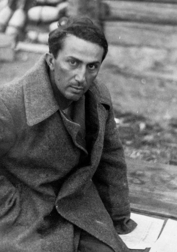 7. Iosif Stalin'in oğlu Yakov Dzughashvili, Smolensk Muharebesi'nde (1941) yakalandıktan kısa bir süre sonra fotoğraflandı. Stalin'in "Hepsi [Sovyet savaş esirleri] benim oğullarımdır" diyerek serbest bırakılması için pazarlık yapmayı reddettiği bildirildi.