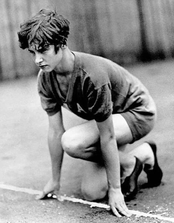 9. Bir uçak kazası geçirdikten sonra bir hatadan ötürü öldüğü açıklanan Betty Robinson. Betty, 7 hafta komada kaldı ve tekrar yürümeyi 2 yılda başarabildi. Betty, 5 yıl sonra 1936 Olimpiyat Oyunlarında altın madalya kazandı.
