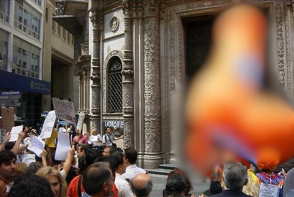 10. Protestocular, 2001-2002 Arjantin ekonomik krizi sırasında protesto amacıyla bir bankanın girişine dev bir şişirilebilir cinsel organ soktu.