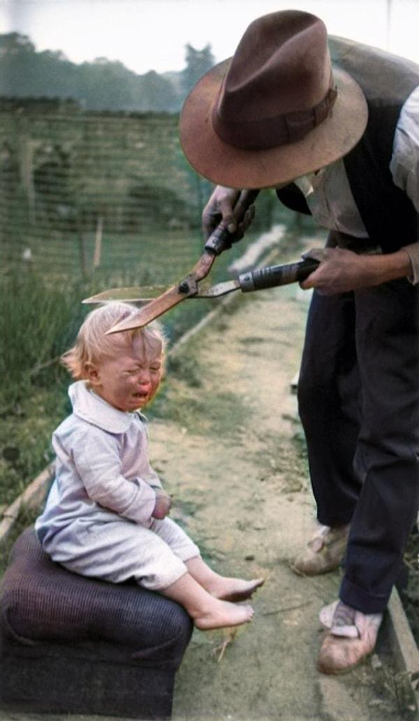 12. Ağlayan çocuğun saçını bahçe makasıyla kesen adam (Birleşik Krallık, 1920)