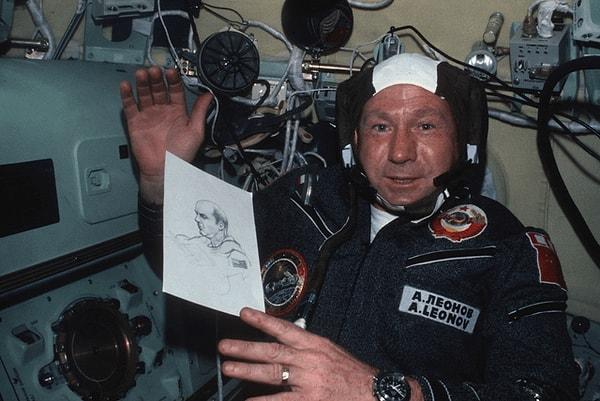 13. Sovyet Kozmonotu Alexei Leonov, ilk Amerikan-Sovyet ortak misyonu sırasında Amerikalı astronot Thomas Stafford'u çizdiği resmi gösteriyor. (17 Temmuz 1975.)