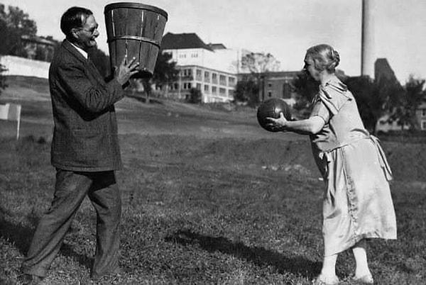 15. Basketbolun mucidi Dr. James Naismith, 1928'de eşiyle birlikte antrenman yaparken çekilmiş bir fotoğraf.