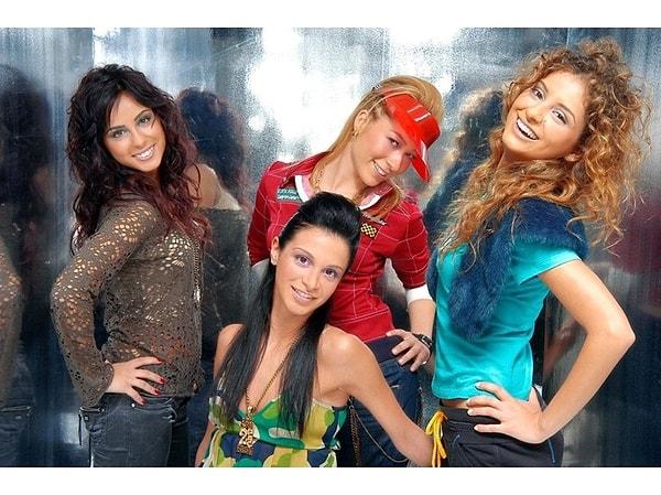 'Yeli Spice Girls' olarak adlandırılan Hepsi grubu 2004 yılında kurulmuş, kısa zamanda ses getirmeyi başarmıştı. Fakat grup 2015 yılında dağıldı.
