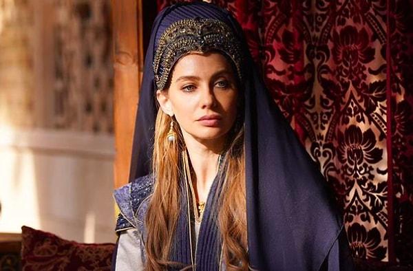 Şu sıralarda TRT1 ekranlarında yayınlanan "Mehmed: Fetihler Sultanı" dizisinde boy gösteren güzel oyuncu, geçtiğimiz aylarda sosyal medyada Pucca adıyla tanınan Selen Pınar Işık'ın yaşadığı kiralık ev tartışmasına dahil olmuştu.