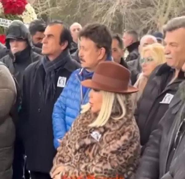 Ünlü şarkıcı Safiye Soyman, cenazeye katıldığı kıyafeti ve makyajı nedeniyle sosyal medyada tepki çekti.