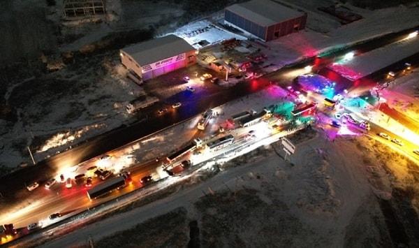 Edinilen bilgiye göre, Nevşehir Aksaray karayolu TOKİ 5. Etap Kavşağında aşırı buzlanmadan dolayı meydana gelen trafik kazasında, 3 şehirlerarası otobüs, 5 çekici, 6 otomobil birbirine girdi.