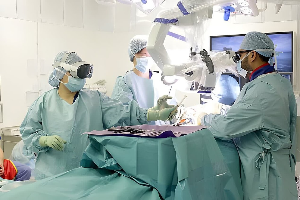 UK Surgeons Perform Surgery with Apple Vision Pro For The First Time