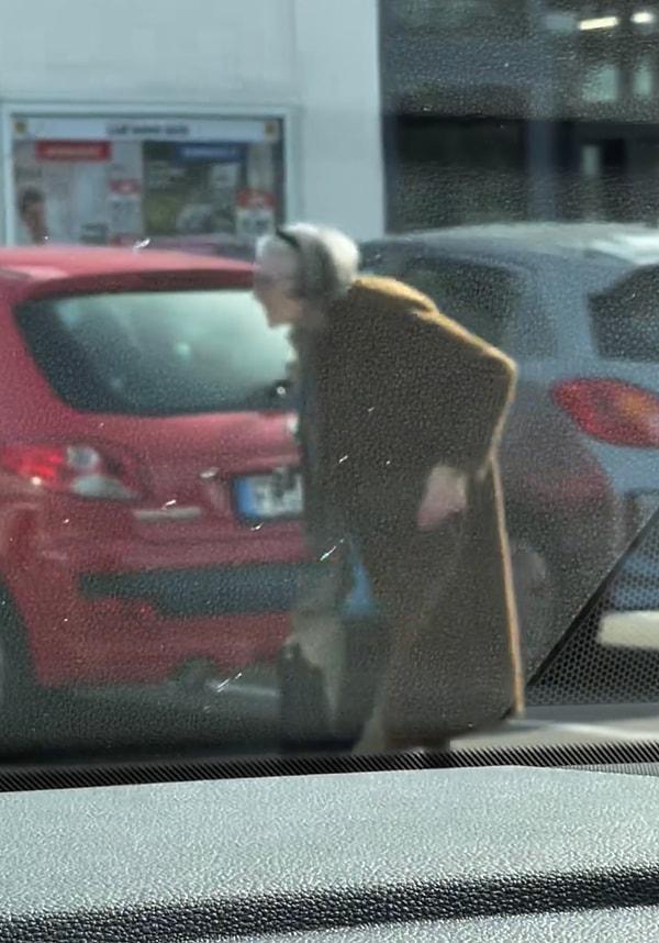 Otoparkta aracına doğru yürüyen yaşlı kadını başka bir aracın içinden kayda alıyorlardı.