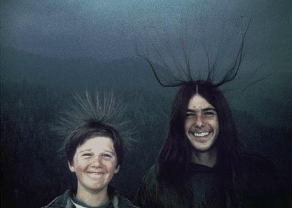 2. İki kardeş, 1975 civarında Kaliforniya'daki Sequoia Ulusal Parkı'nda bir elektrik fırtınasının heyecanını yaşıyor.