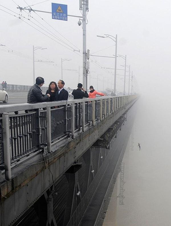 3. Yanlışlıkla Çin'de köprüden atlayan birisini fotoğrafını çeken birisi.