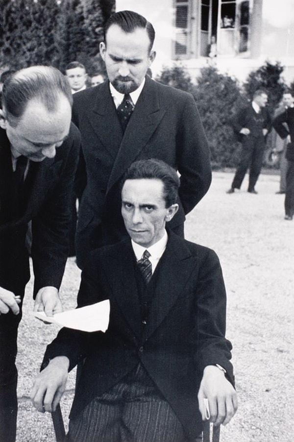 4. Joseph Goebbels, Yahudi fotoğrafçı Alfred Eisenstaedt'e bakıyor (1933).