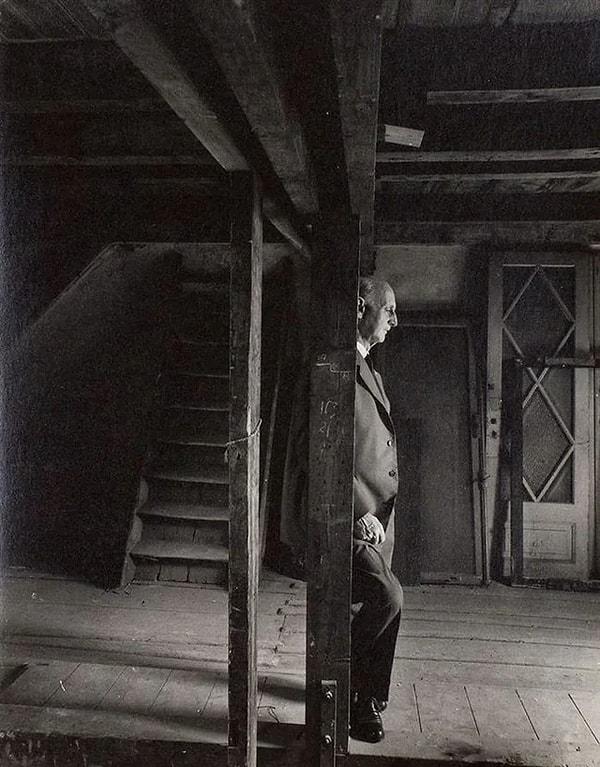 5. Anne Frank'in babası Otto, kendisinin ve ailesinin saklandığı çatı katını ziyaret ediyor.