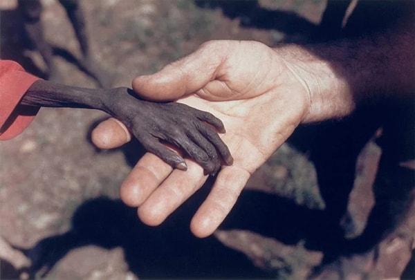 12. Uganda'da aç bir çocuk ve bir misyoner, 1980.
