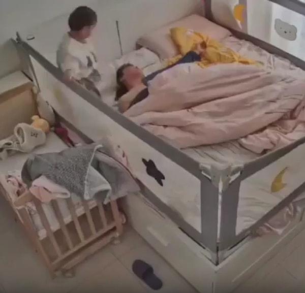 Sosyal medyada paylaşılan ve viral olan görüntülerde, bir çocuğun uyuyan babasını sert bir şekilde uyandırdığı anlar görülüyor.