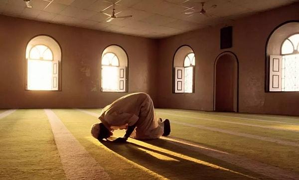 Ramazan ayı nedeniyle sosyal medyada sık sık dini meseleler gündeme geliyor. İbadetlerini yerine getirirken müslümanların uyması gerektiği kurallar tartışma konusu oluyor.