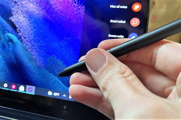 Bu sorunların en çarpıcılarından biri ise S-Pen kaleminde yaşanıyor. Kullanıcılar Reddit gibi platformlarda S-Pen kaleminin yanmış plastik gibi bir koku yaydığını belirtiyorlar.