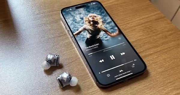 Bunun yanı sıra Siri'nin iyileştirilmesi, yapay zeka tarafından oluşturulan Apple Music listeleri, iWork için yapay zeka destekli doküman hazırlama ve mesajlara akıllı yanıt önerileri gibi daha önce duyurulan yenilikler de iOS 18 ile birlikte kullanıcılara sunulacak.