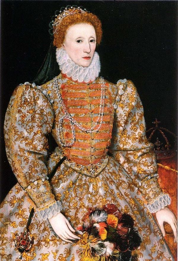 10. Elizabeth I, üvey kardeşi olan Mary Tudor'un ardından İngiltere tahtına çıktı. Mary, katolikliği ülkede yeniden hakim kılmaya çalışmış ve protestanları baskı altına almıştı.