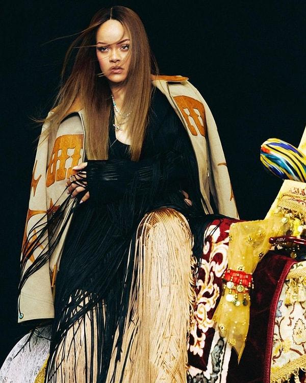 Şimdi de Vogue China Nisan sayısı çekimlerine özel değiştirdiği tarzıyla resmen nefesimizi kesti. Farklı kültürlerin bakış açılarından ilham alarak giydirilen Riri nasıl yeri göğü inletti bakalım...