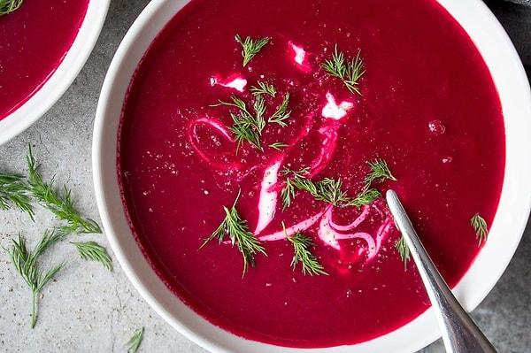 Rengine hayran olacağınız pancar çorbasının yapımı da oldukça basit.