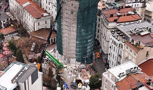 Galata Kulesi, 1 Kasım 2023 tarihinde başlayan restorasyon çalışmaları çerçevesinde 8. katı ziyarete kapatılmıştı. Süreç içerisinde tarihi kulenin 63 metre yükseklikteki 270 kiloluk bakır alemi restore edilerek nefes kesen bir operasyonla 4 parça halinde takılmıştı.