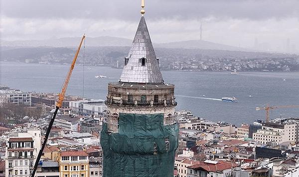 674 yıllık tarihi kulenin çevresinin iskeleyle örüldüğü ve etrafının da yeşil bir inşaat filesiyle sarıldığı görüldü. Öte yandan, İstanbul’un simgesi tarihi kulenin kubbesi de demir parmakların ardına gizlendi. Ziyaretçiler tarihi kule tekrar eski görünümüne kavuşmasını beklerken, restorasyon çalışmalarının Nisan sonuna doğru tamamlanacağı da öğrenildi.