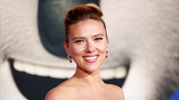 Hollywood'un sevilen aktrisi Scarlett Johansson, güzelliği, çekiciliği ve başarılı oyunculuğuyla hepimizin hayran olduğu oyunculardan biri.