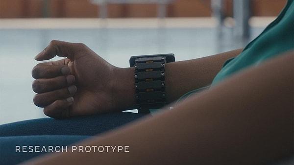 The bracelet uses EMG (Electromyography) sensors to read the user's neural signals and convert them into commands.