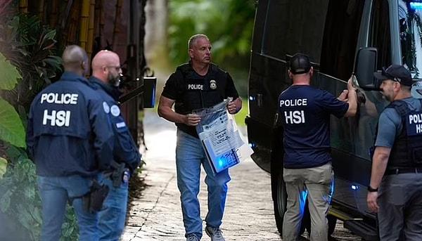 Kolluk kuvvetlerinin baskını sonrasında Miami'deki evinde bir çanta dolusu delil minibüse taşındı.