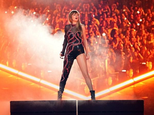Swift'in Madrid konserinde tek başına dans eden gizemli bir figürü gösteren video sosyal medyada viral oldu! Hayranları ürküten o anlar hem akıl almaz teorilere hem de tepkilere neden oldu.