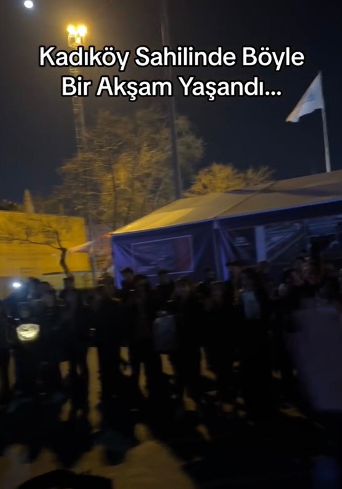 Kadıköy Sahilinde Adeta Mini Konser Veren Sokak Sanatçısı Sesiyle Dinleyenleri Büyüledi 