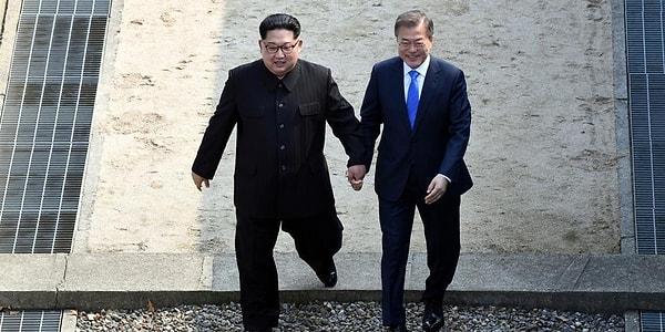 Kuzey Kore'nin mevcut lideri Kim Jong-un da her zaman kumaş pantolon ile görüntülere yansıyor.