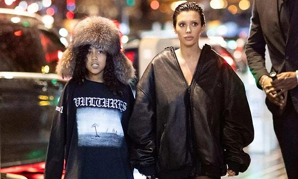 Ancak Bianca, Kanye West'in kızı North ile beraberken istediği gibi giyinebiliyor... North ile beraberken mutlu olduğu da gözlerden kaçmıyor.