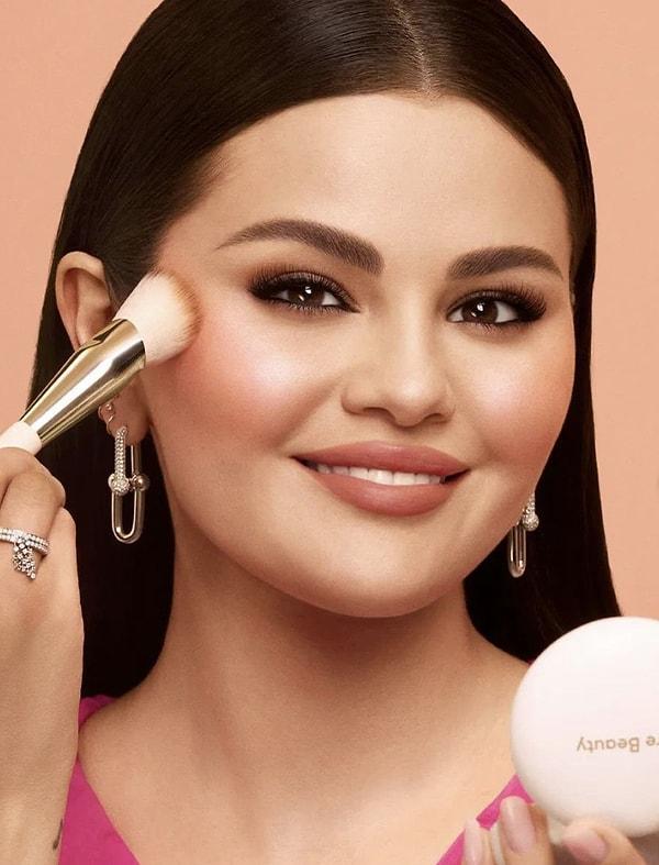 Markasının ürünlerinin reklamı için  objektiflere en sahici gülümsemesini veren Selena Gomez'in bu kareleri kısa sürede viral oldu.