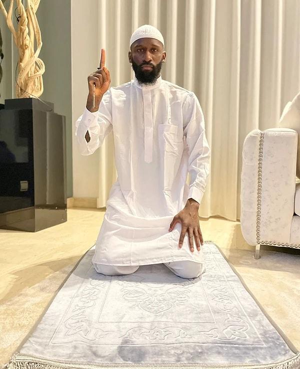 Alman futbolcu, Ramazan'ın ilk günü Instagram hesabından seccade üzerinde işaret parmağını havaya kaldırarak çektirdiği fotoğrafı paylaşmıştı.