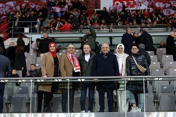 Ernst Happel Stadyumu'nda oynanan müsabakayı binlerce Türk taraftar takip etti. TFF Başkanı Mehmet Büyükekşi de tribündeki yerini aldı.