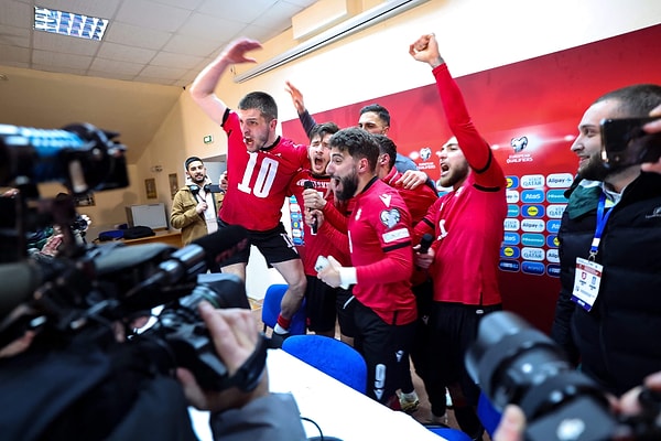 Futbolcular da dans gösterisiyle soyunma odasında zaferin sevinicini yaşadı.