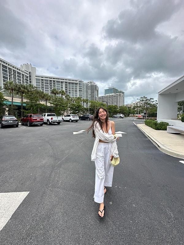 Miami sokaklarında çektiği fotoğrafları sosyal medya platformu Instagram üzerinden yayımlayan yetenekli oyuncunun mutluluğu ise gözlerinden okundu.