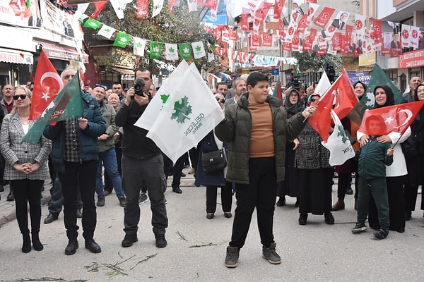 “Göreceksiniz seçimden sonra ortaya çıkacak; bunlar IMF ile anlaştılar. IMF'ye borcumuzu ödemiştik. Çünkü o yıllarda yolsuzluk, hırsızlık yoktu"