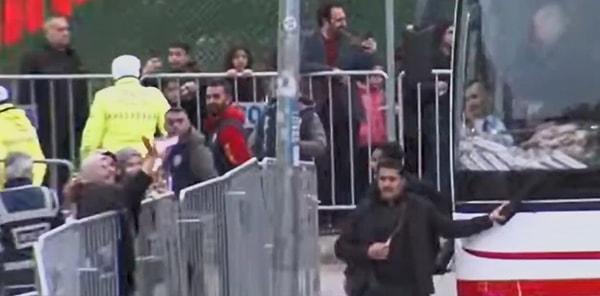 Cumhurbaşkanlığı otobüsüyle miting alanına gelen Erdoğan koruma bariyerleri arkasında kendisini bekleyen vatandaşlara hediye paketleri attı.