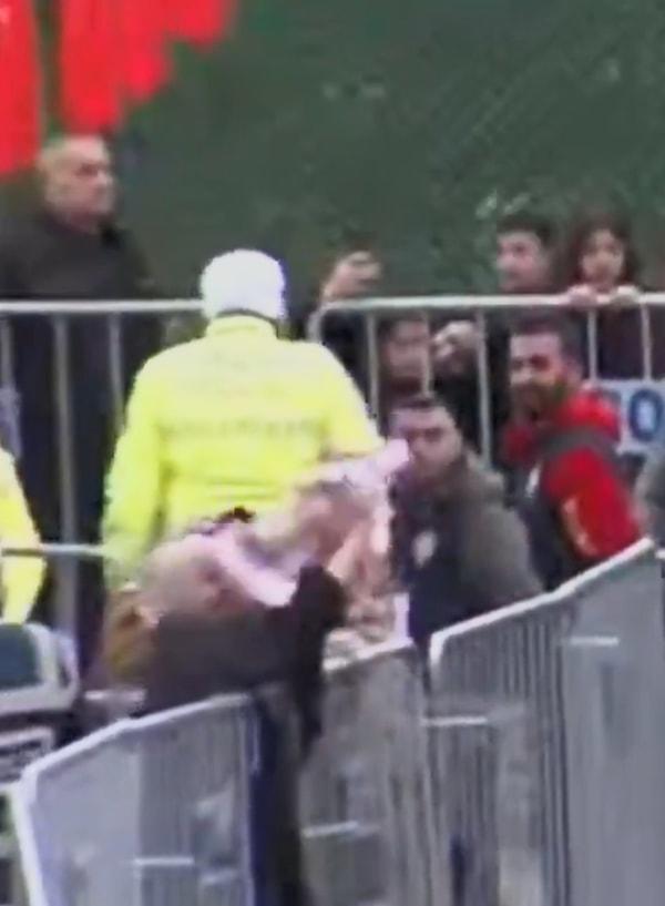 Erdoğan'ın attığı bir paket ise bariyerlerin arkasında bekleyen bir kadının yüzüne isabet etti.