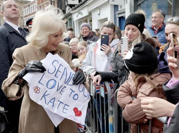 Kate'in hastalığını duyan halk Camilla'yı ellerinde pankartlarla bekliyordu... İyi dileklerini yazdıkları posterleri kraliçenin eline tutuşturunca Kraliçe, Galler Prensesi'nin çok heyecanlanacağını belirterek mesajı yerine ileteceğini söyledi.