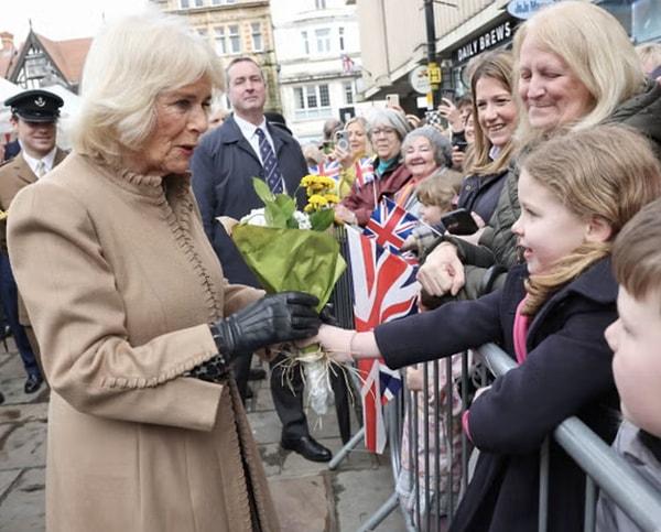 Camilla, Çarşamba günü Shrewsbury şehir merkezindeki bir çiftçi pazarını ziyareti sırasında binlerce iyi dileklerde bulunan insan tarafından karşılandı.