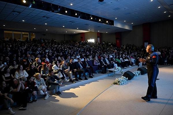 Türkiye'nin pek çok kentinde düzenlenen programlara AK Partili bakanların ve belediye başkan adaylarının eşlik etmesi ise tartışma yarattı.